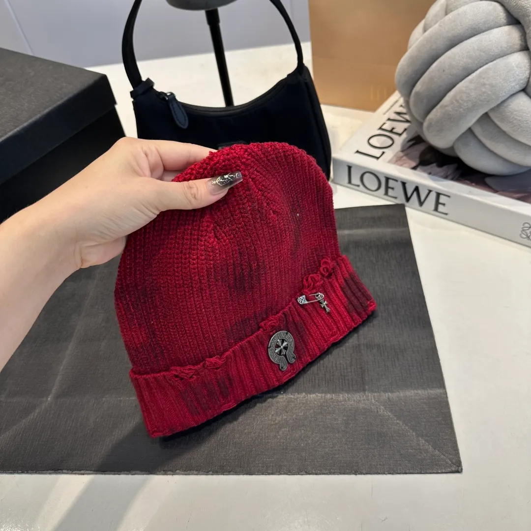 P60 Crow Heart Autumn and Winter Wool Knitted Beanie This must be the favorite of minimalism. It is clean, neat, fashionable and versatile, and will definitely not be picky about your face shape! A fashionable classic that lasts forever! Fashionable black and white can be purchased together